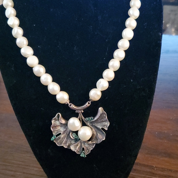 STUNNING VINTAGE S .S. PEARL NECKLACE